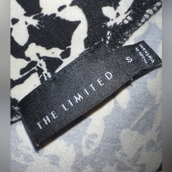 🖤 The Limited Floral Top - Picture 4 of 5